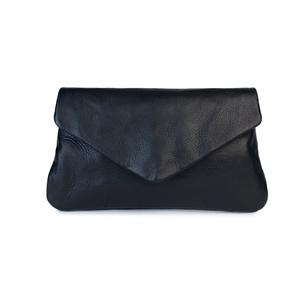 Quinn purse in black leather with fold-over flap and magnetic closure, perfect for organizing essentials.